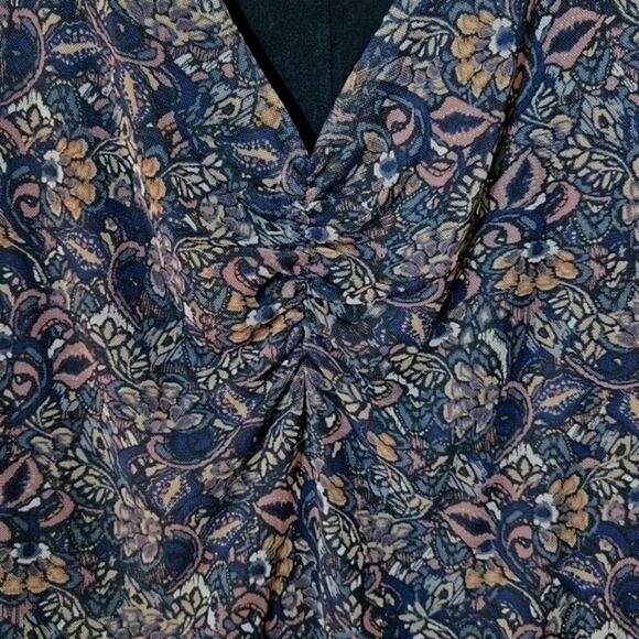 Evereve Amora Ruched Dark Floral Mesh Top Sheer Sleeve V-neck Size Medium - Picture 9 of 13